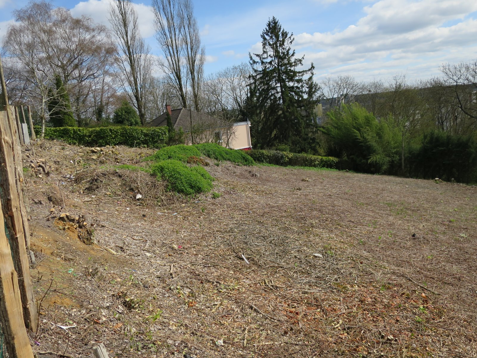 EMPLACEMENT EXCEPTIONNEL TERRAIN DE 700 M2 rue de Gazonfier